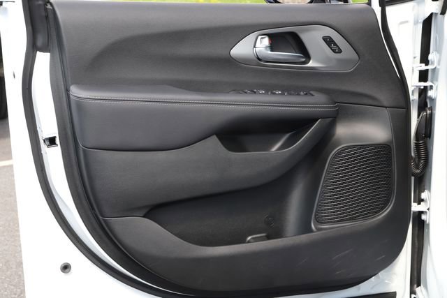 Used 2026 Chrysler Pacifica Select FWD image 17