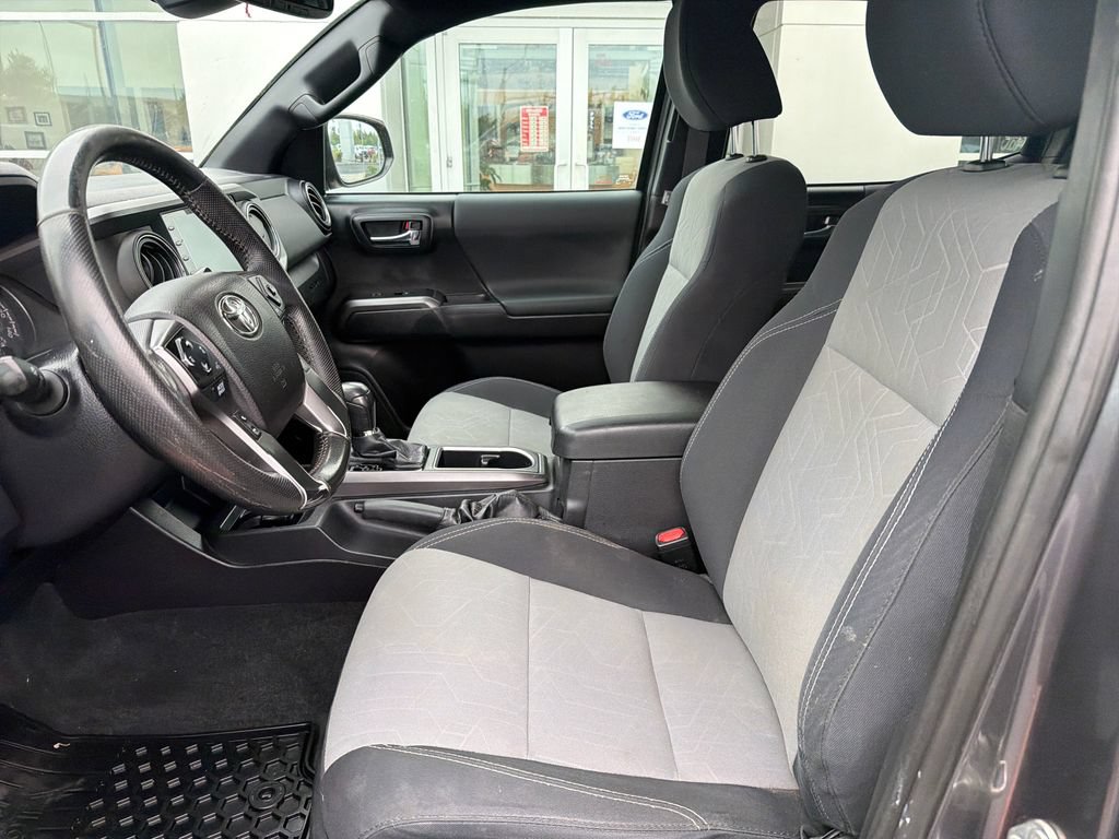 Used 2020 Toyota Tacoma TRD Sport AWD/4WD image 9