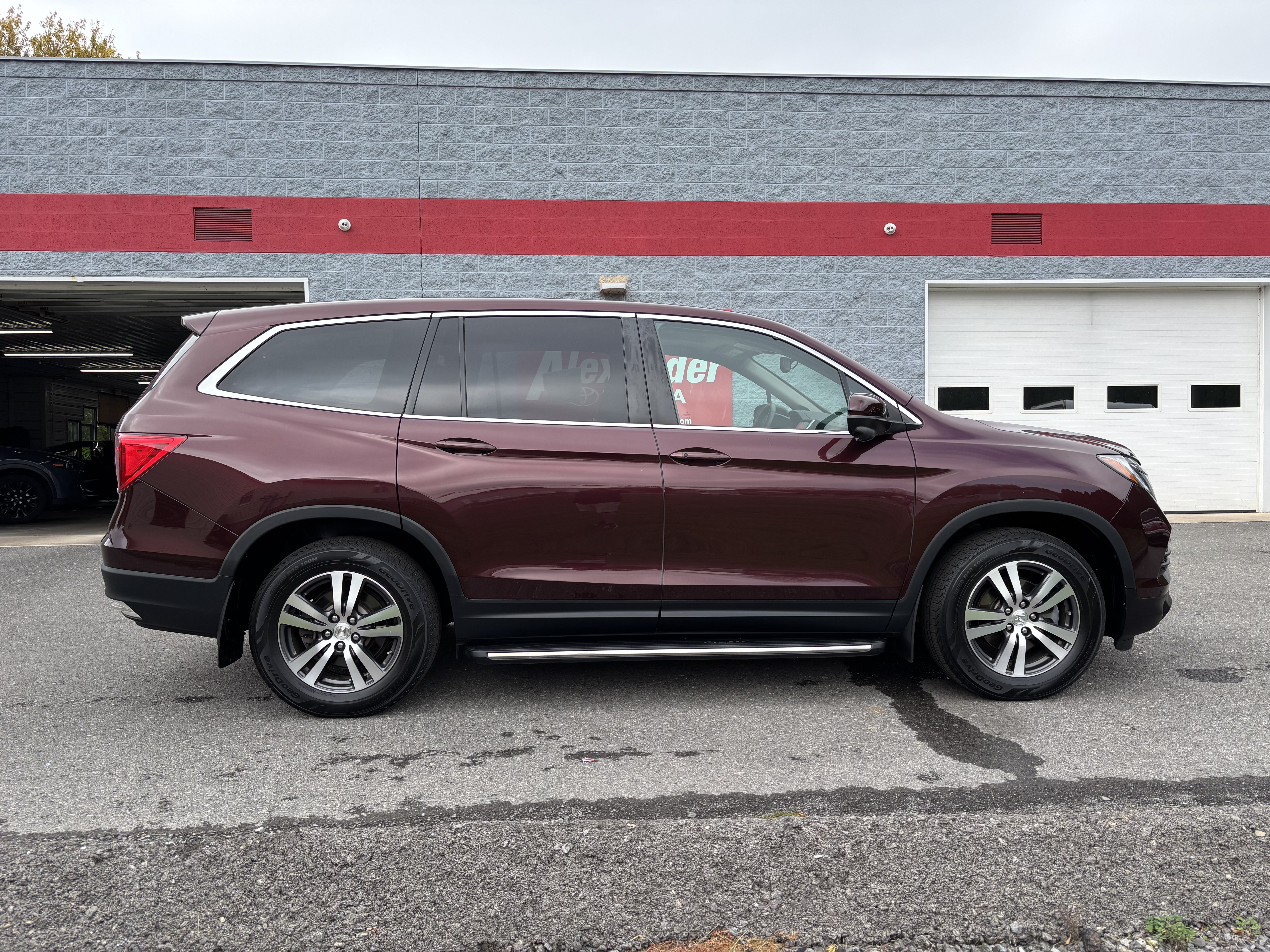 Used 2017 Honda Pilot EX-L image 2