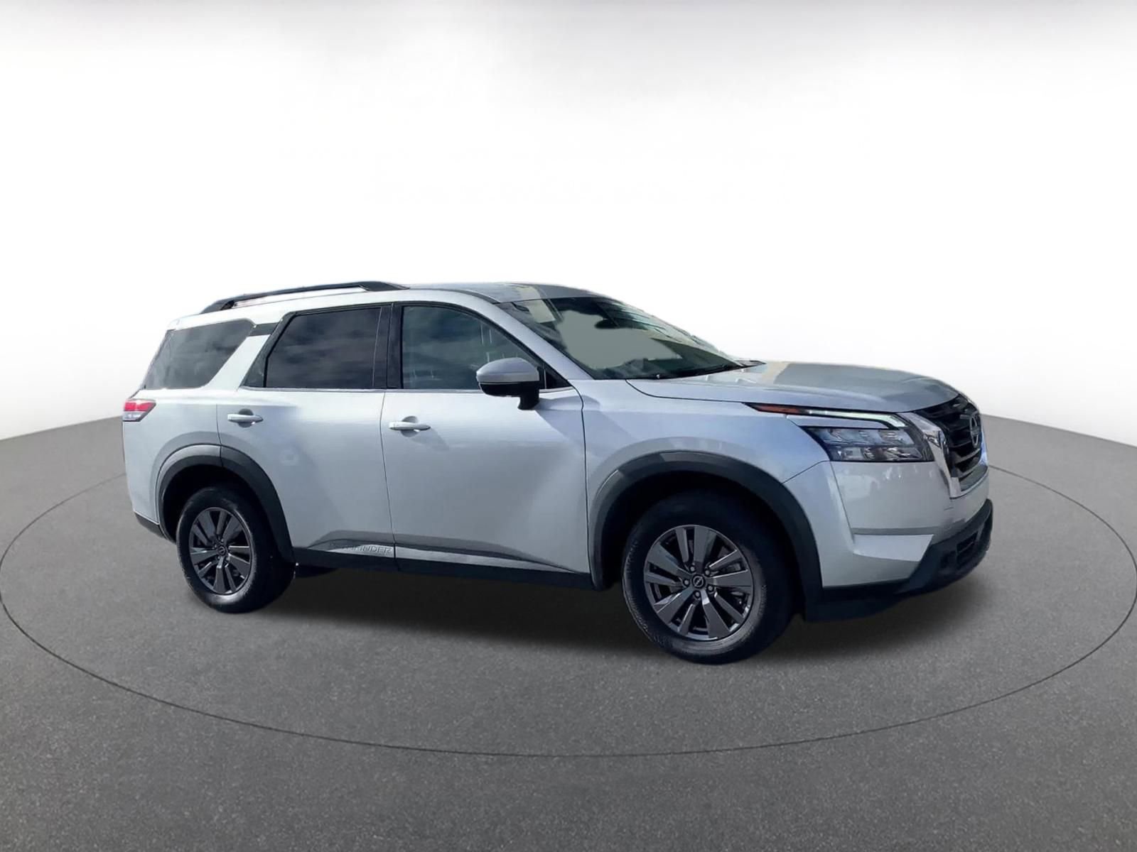 Used 2025 Nissan Pathfinder SV image 2