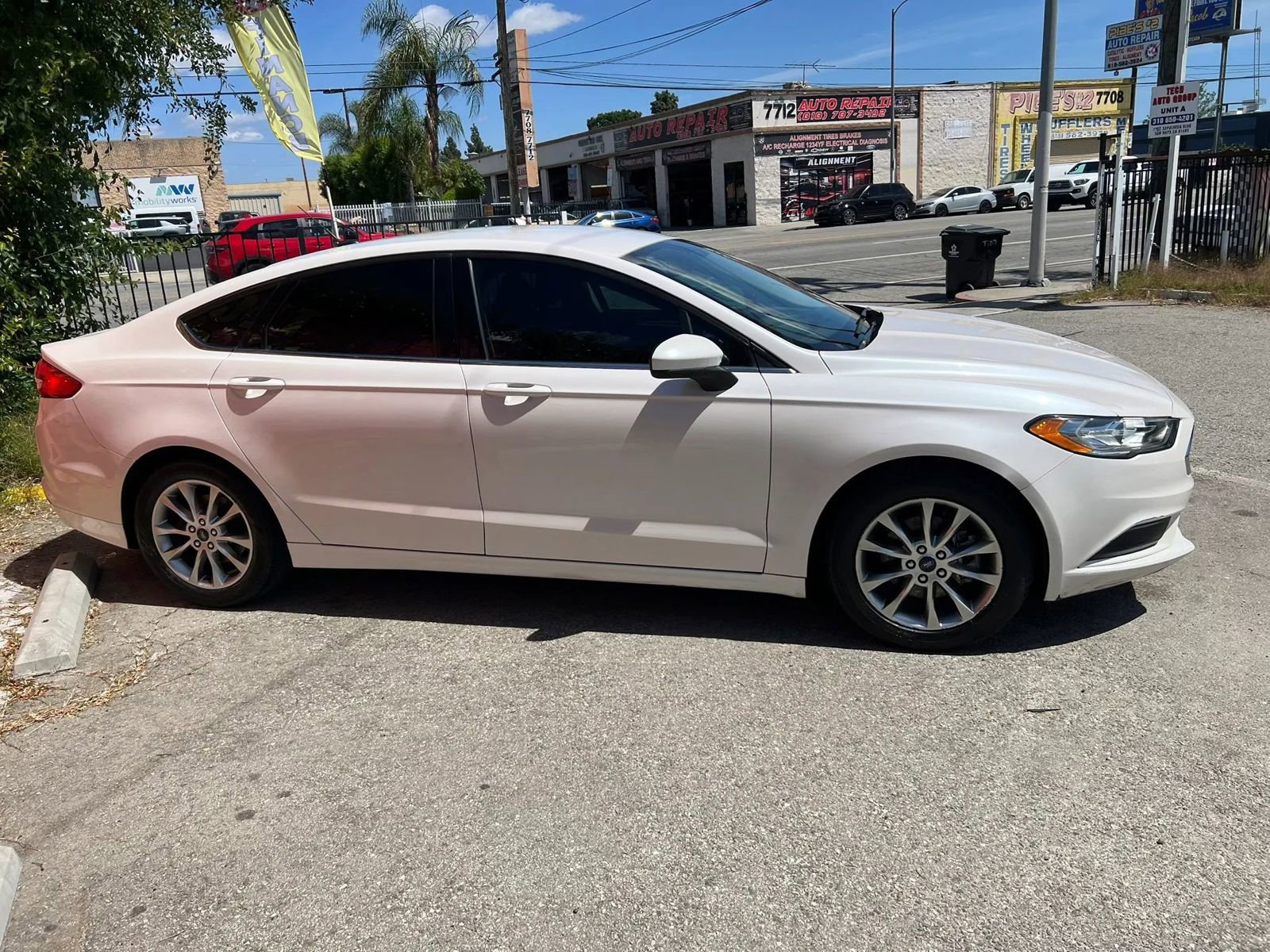 Used 2017 Ford Fusion SE FWD image 4