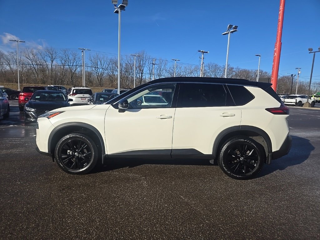 Used 2023 Nissan Rogue SV w/ SV Premium Package image 4