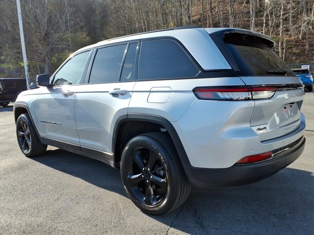 Used 2024 Jeep Grand Cherokee Altitude image 7