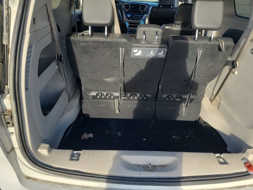Used 2018 Chrysler Pacifica Touring-L image 8