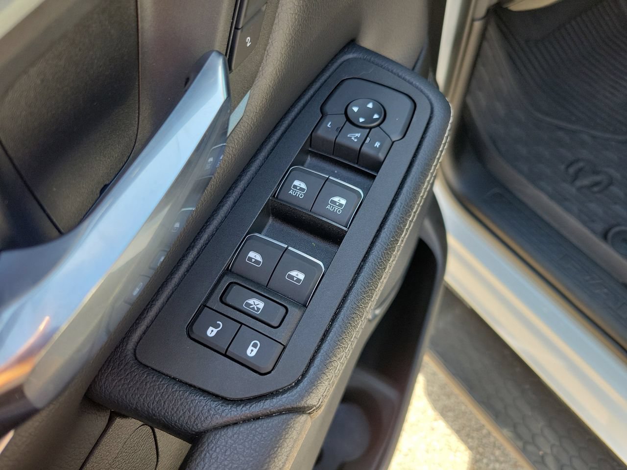 Used 2025 RAM 1500 Laramie w/ Sport Appearance Package AWD/4WD image 14