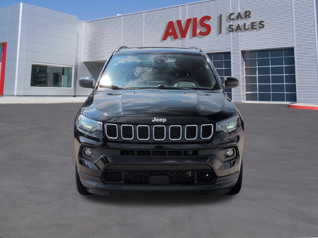 Used 2025 Jeep Compass Latitude w/ Sun & Sound Group AWD/4WD image 2