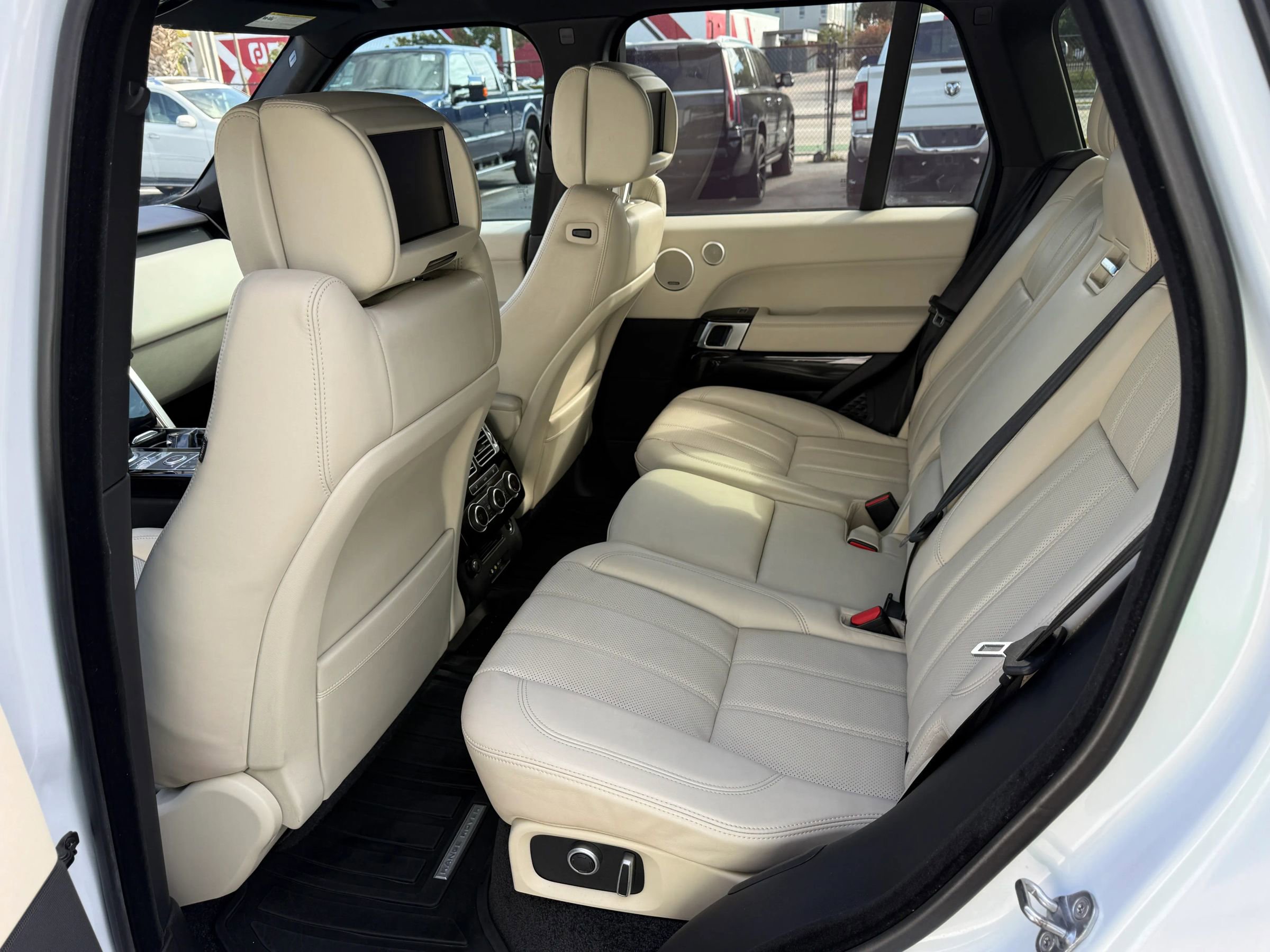 Used 2016 Land Rover Range Rover HSE image 21