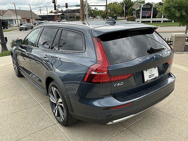 Certified 2026 Volvo V60 B5 Cross Country Plus w/ Climate Package AWD/4WD image 10