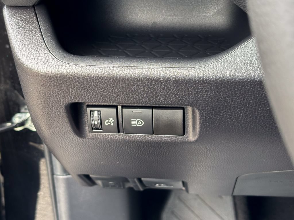 Used 2025 Toyota RAV4 XLE AWD/4WD image 31