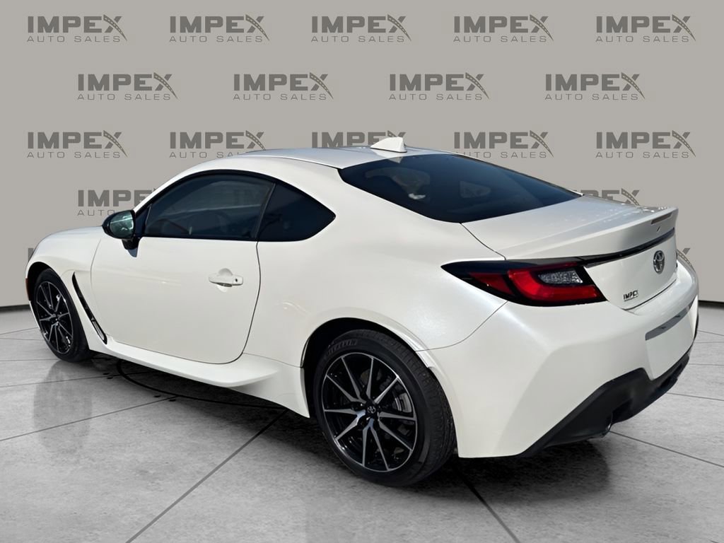 Used 2025 Toyota GR86 RWD image 3