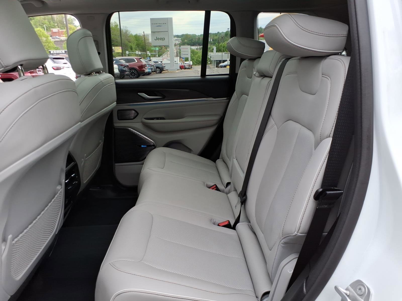 Certified 2022 Jeep Grand Cherokee Overland w/ MOPAR Finishing Package AWD/4WD image 10