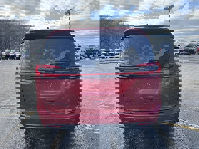 New 2026 Chrysler Pacifica Select image 4