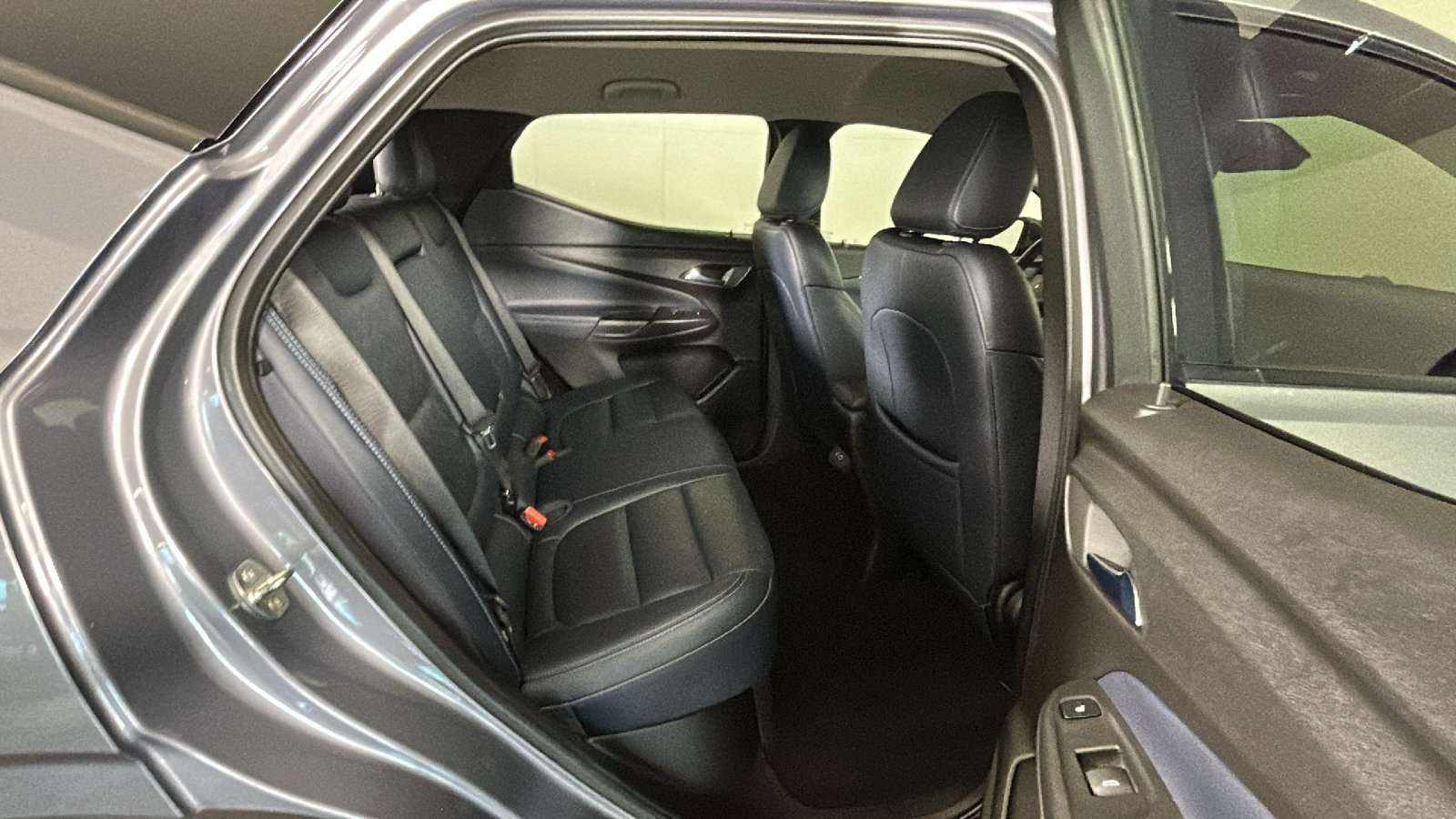 Used 2023 Chevrolet Bolt EUV Premier FWD image 33