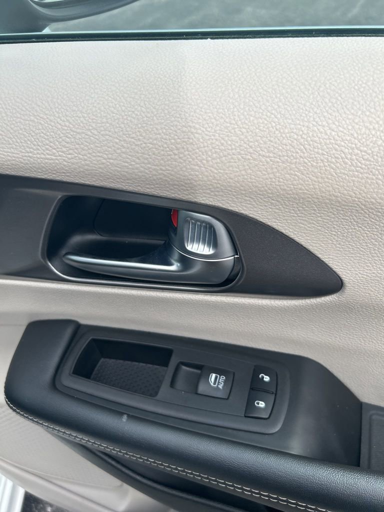 Used 2023 Chrysler Pacifica Touring-L image 62