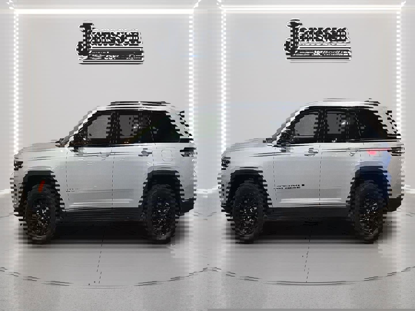 Used 2024 Jeep Grand Cherokee Altitude image 2