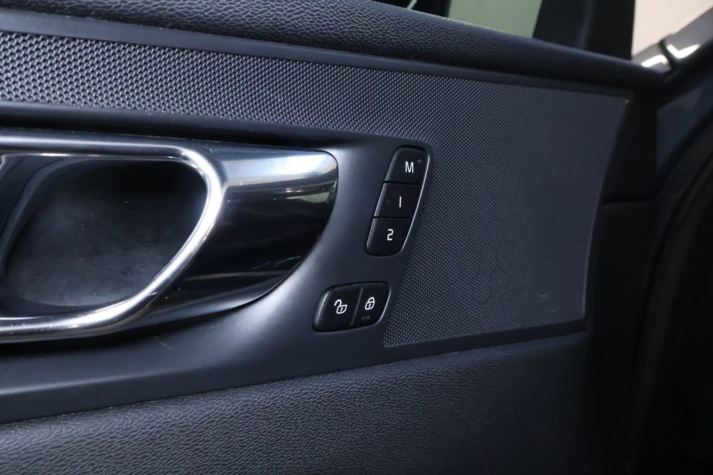 Used 2018 Volvo XC60 T6 Inscription w/ Convenience Package image 15