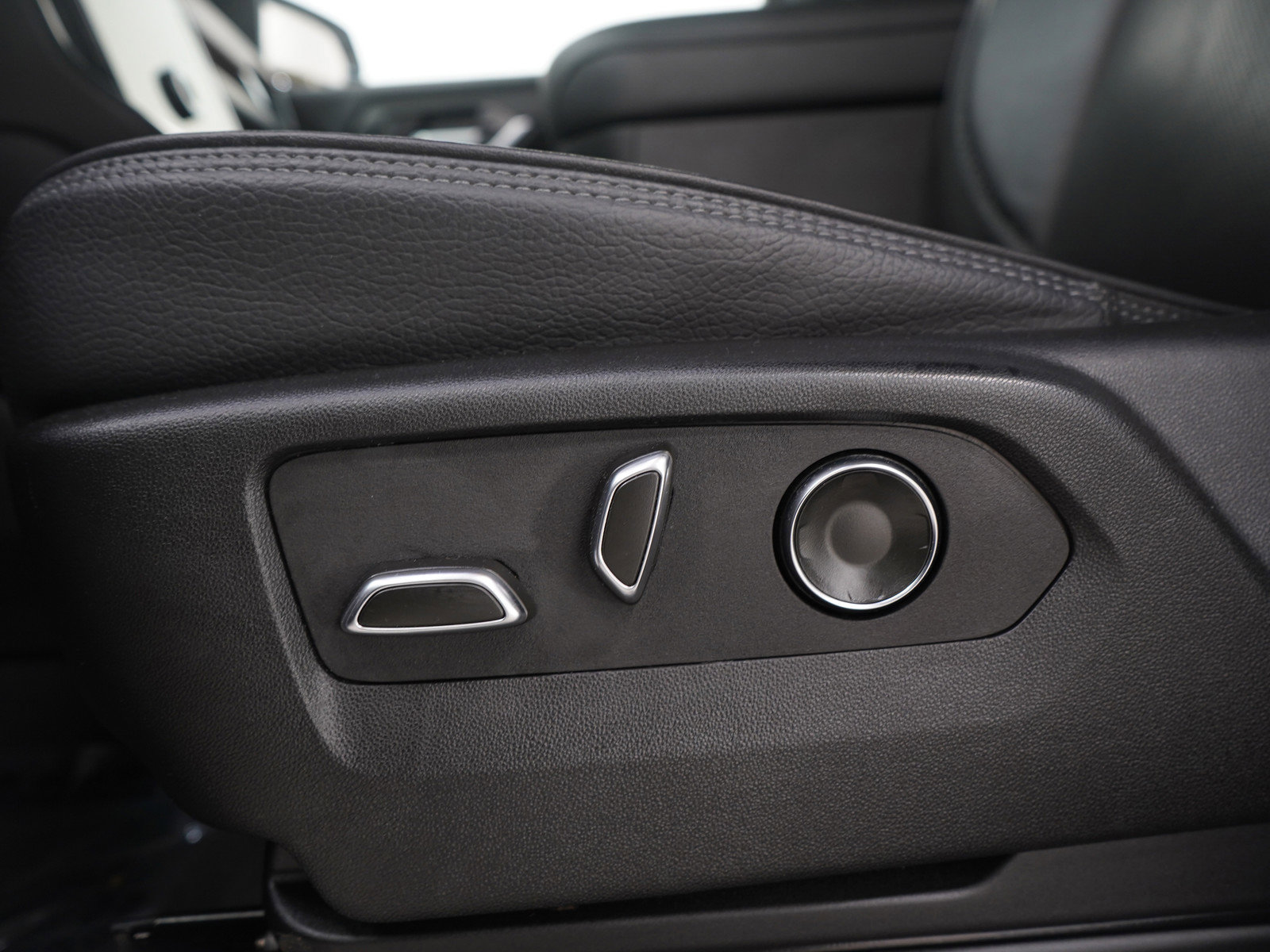 Used 2025 GMC Yukon Denali image 27