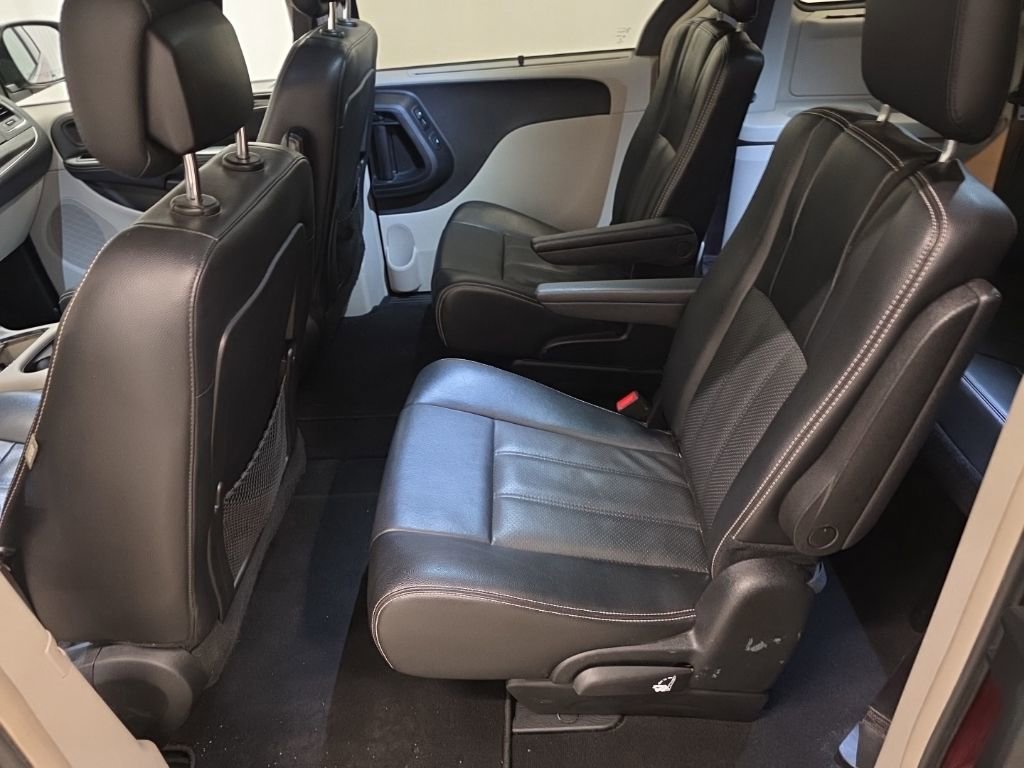 Used 2015 Chrysler Town & Country Touring-L w/ Driver Convenience Group image 10
