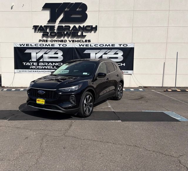 Used 2024 Ford Escape Platinum image 2
