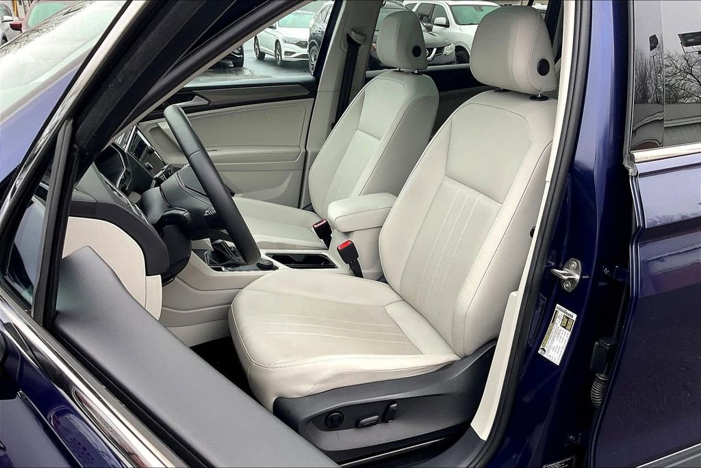 Used 2023 Volkswagen Tiguan SE w/ Panoramic Sunroof Package image 24