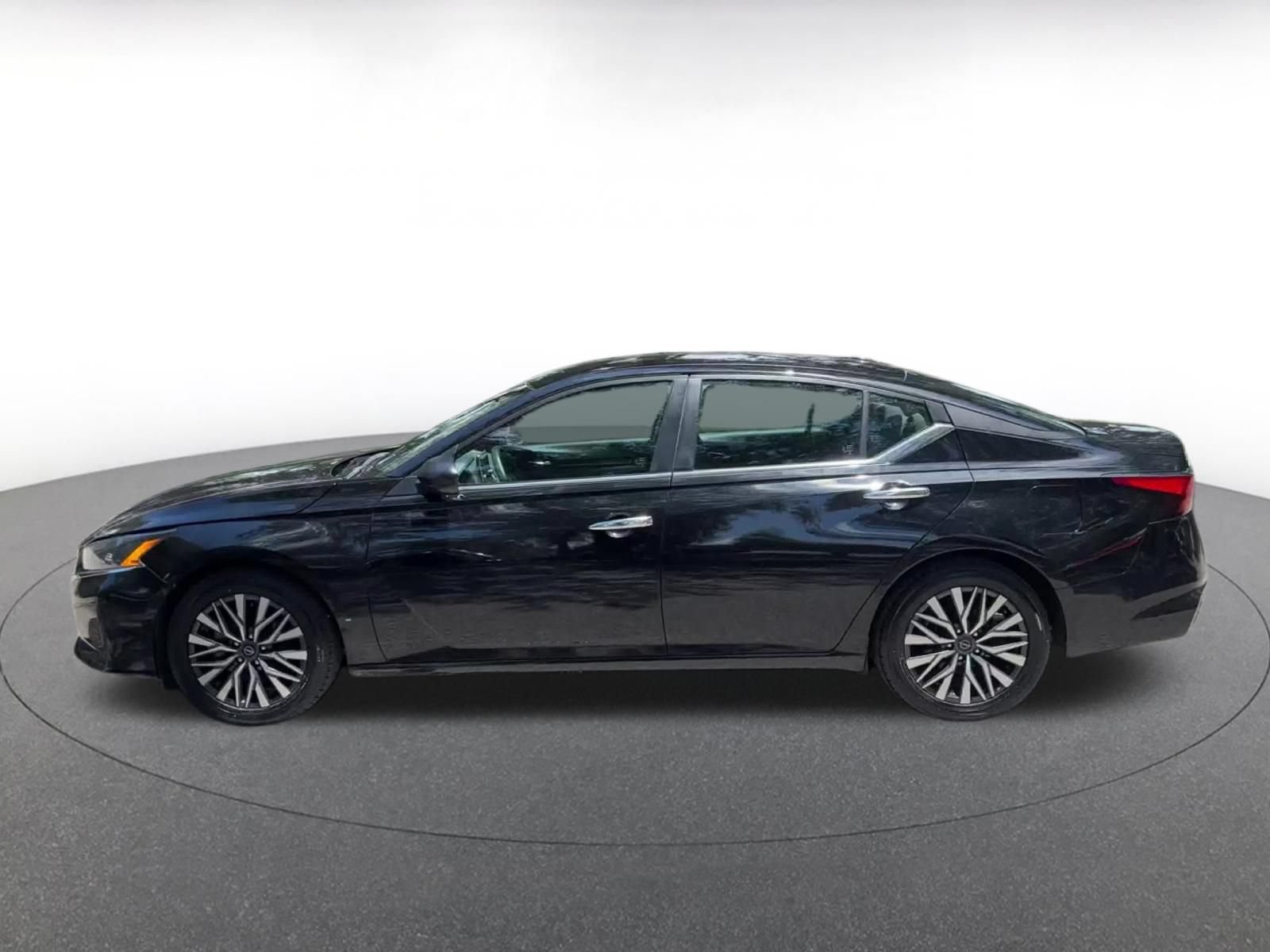 Used 2025 Nissan Altima 2.5 SV FWD image 9