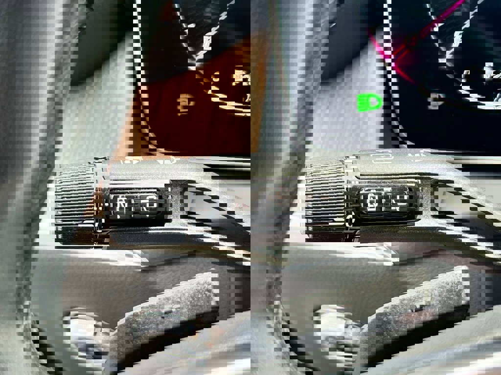 Used 2024 Mercedes-Benz GLC 300 4MATIC image 17