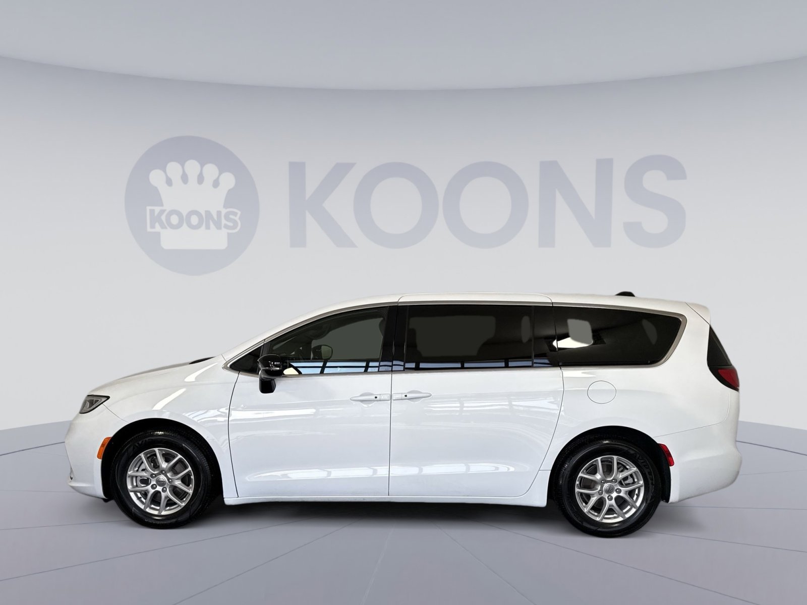 Used 2025 Chrysler Pacifica Select image 2