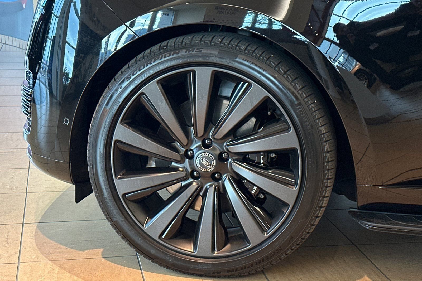 Used 2025 Land Rover Range Rover SV image 32