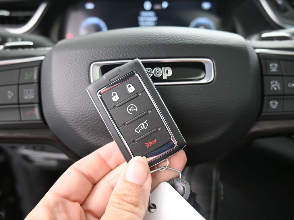 New 2025 Jeep Grand Cherokee Limited w/ Trailer Tow Package image 38