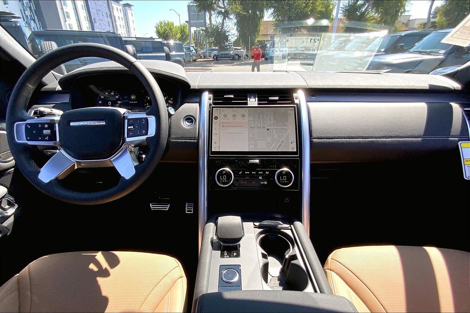 New 2025 Land Rover Discovery Dynamic SE image 6