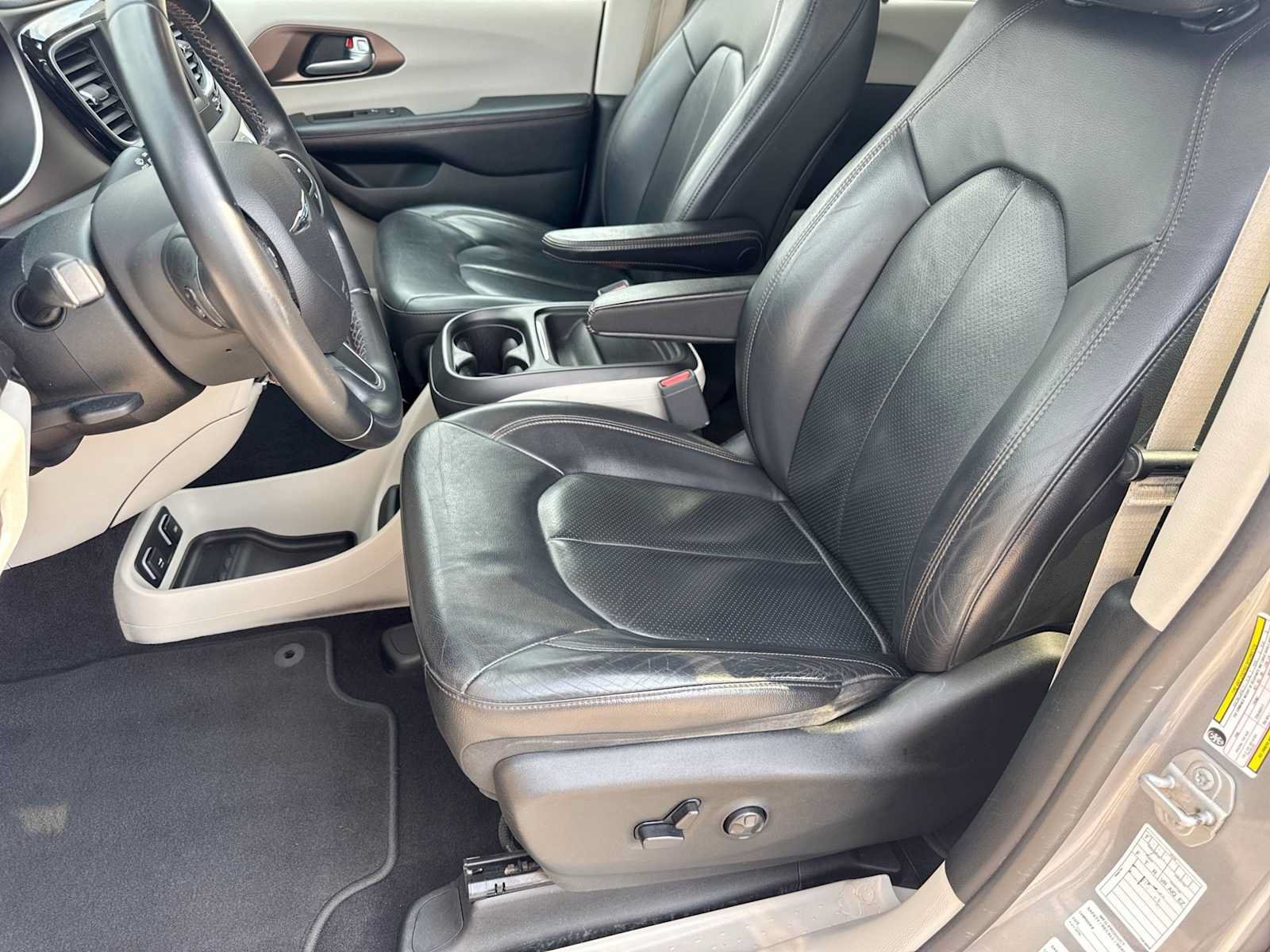Used 2018 Chrysler Pacifica Touring-L FWD image 15