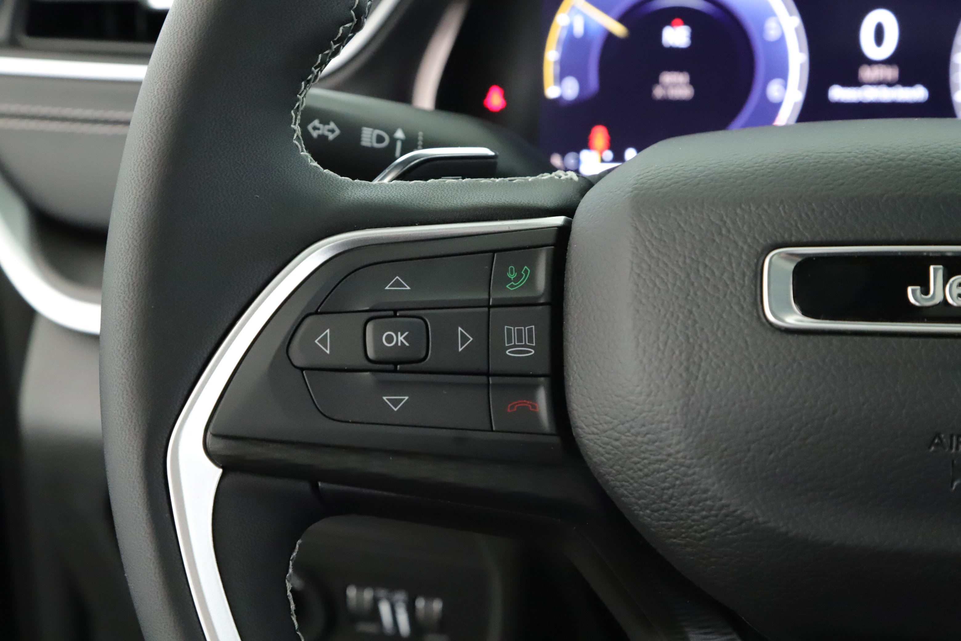 New 2025 Jeep Grand Cherokee Altitude image 10