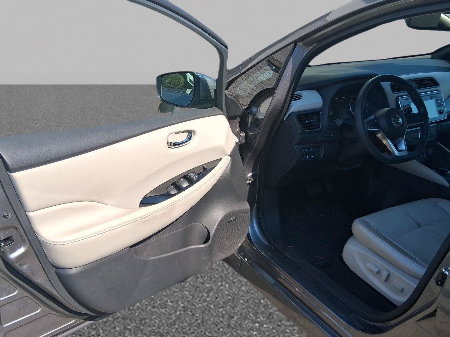 Used 2018 Nissan Leaf SL w/ SL Technology Package FWD image 12