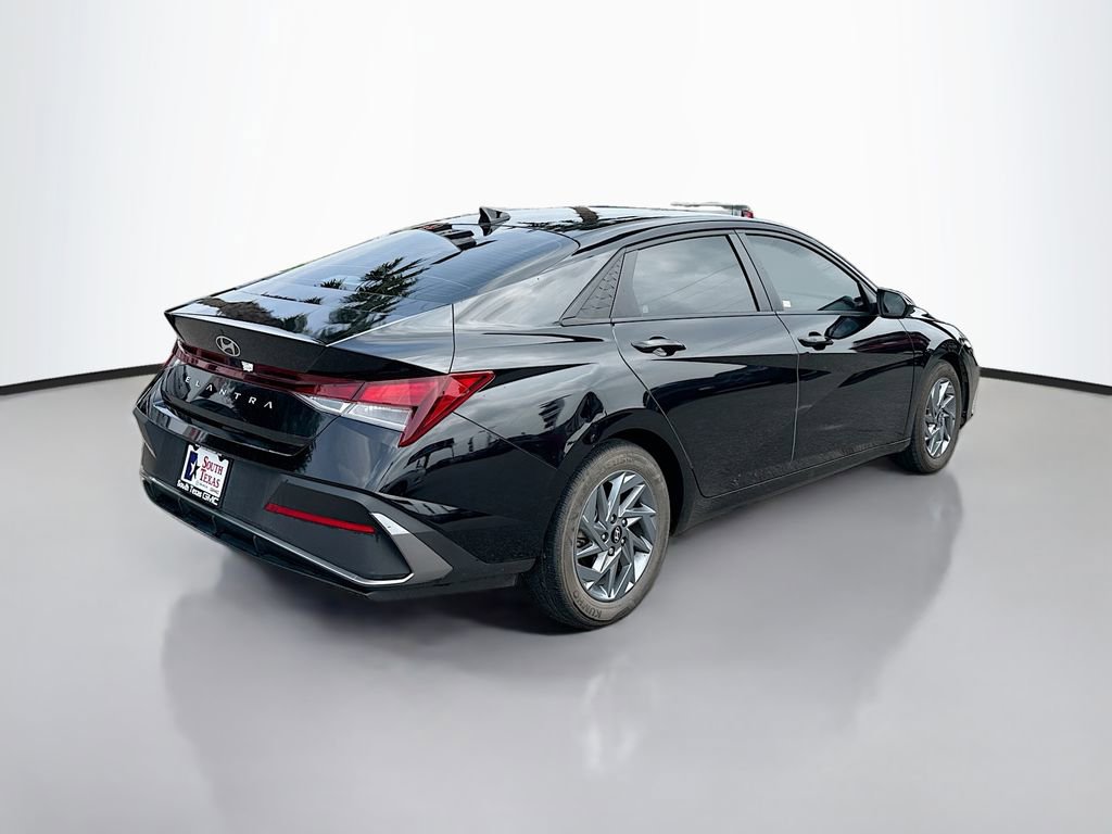 Used 2024 Hyundai Elantra SEL FWD image 7