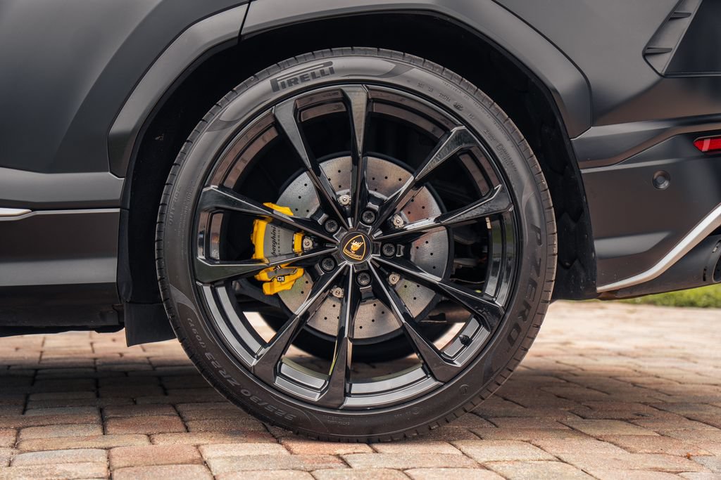 Used 2022 Lamborghini Urus AWD/4WD image 16