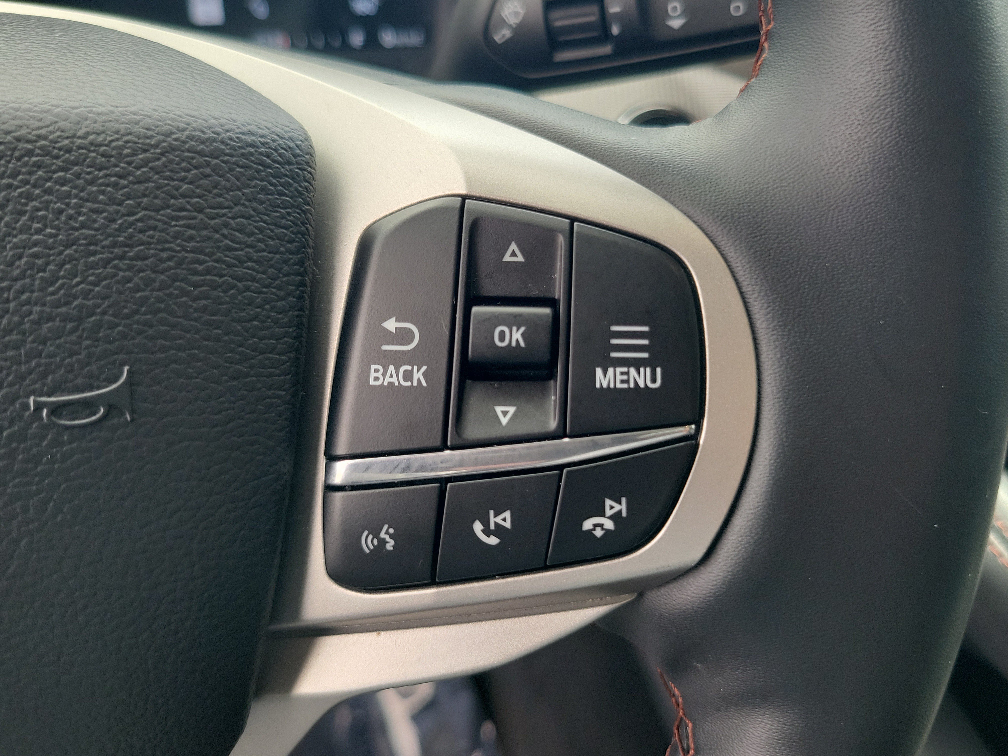 Used 2025 Ford Explorer Active w/ Active Comfort Package RWD image 22