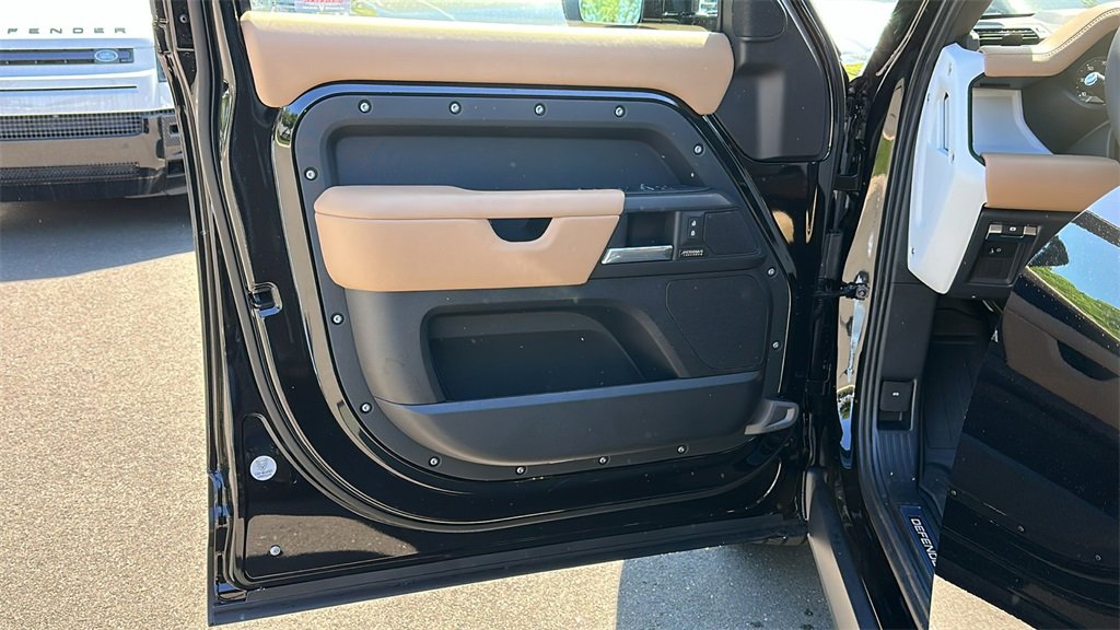New 2025 Land Rover Defender 110 X-Dynamic SE image 9