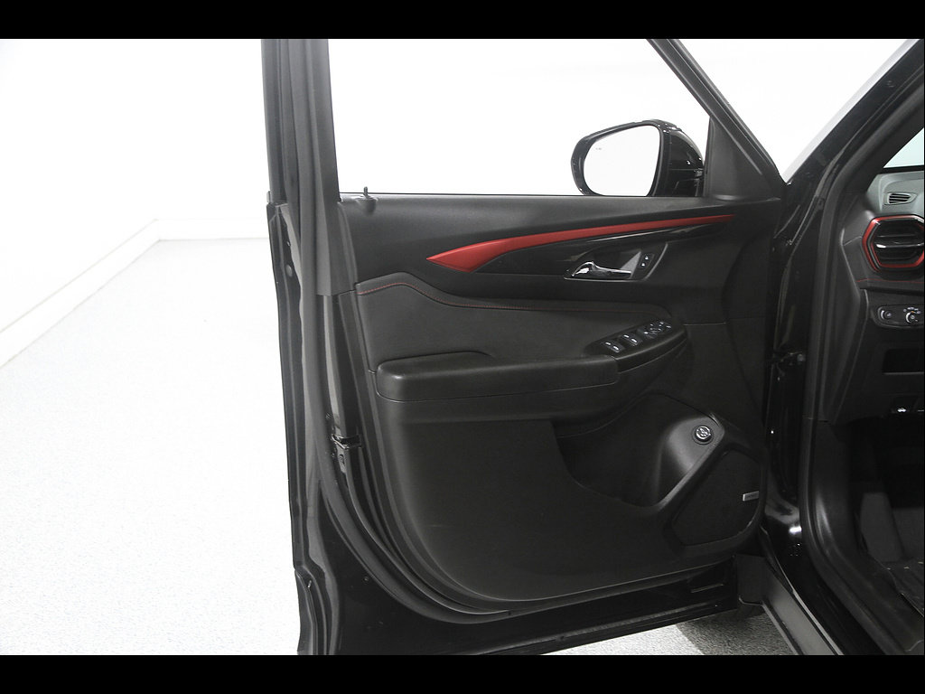 Used 2025 Chevrolet TrailBlazer RS w/ Convenience Package AWD/4WD image 4