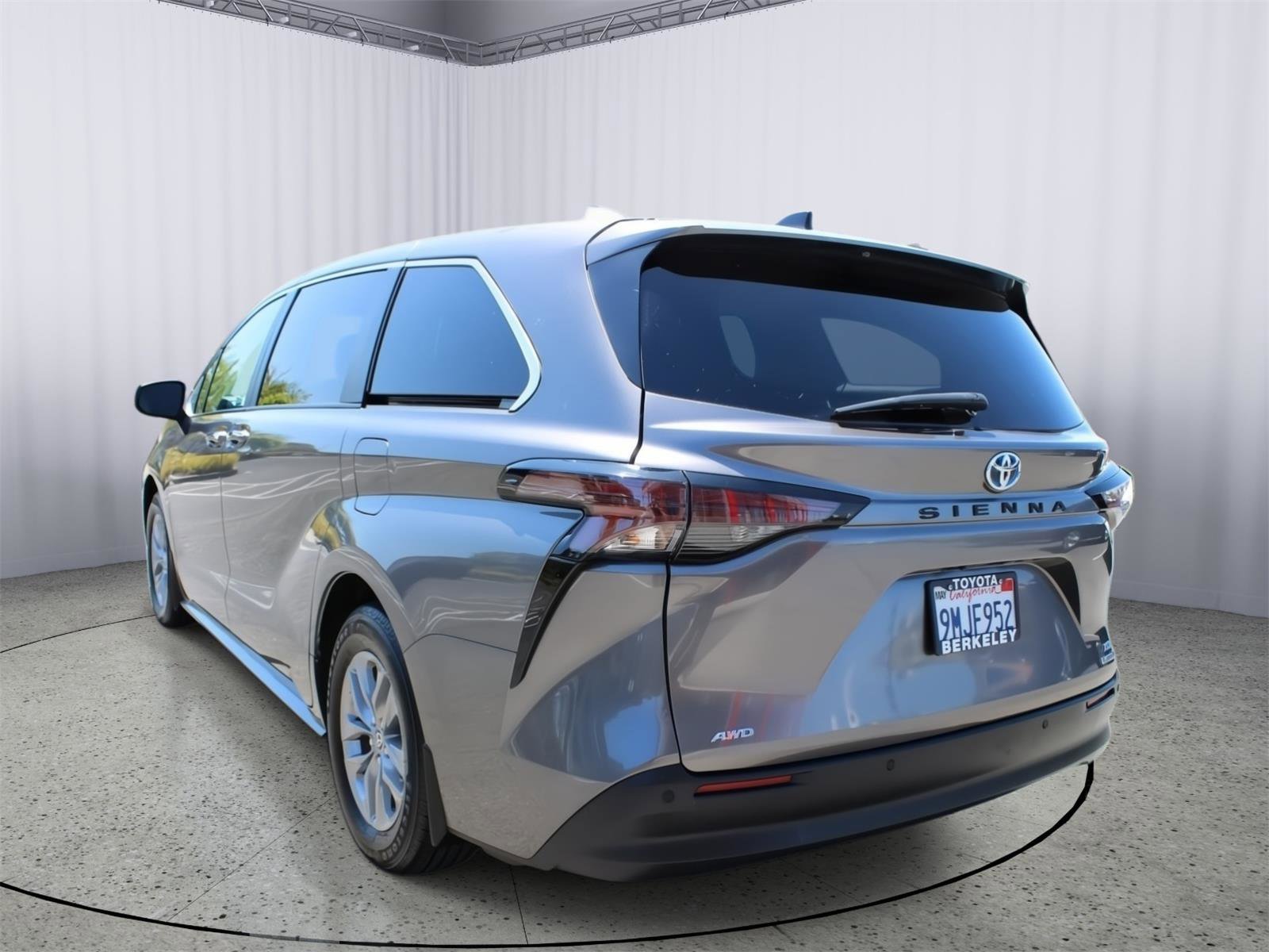 Used 2024 Toyota Sienna XLE AWD/4WD image 6