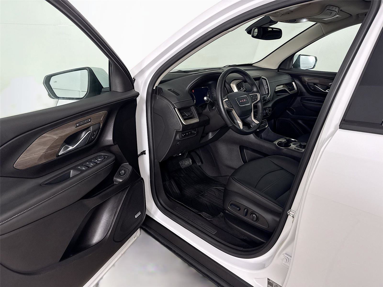 Used 2024 GMC Terrain Denali w/ Denali Premium Package image 3