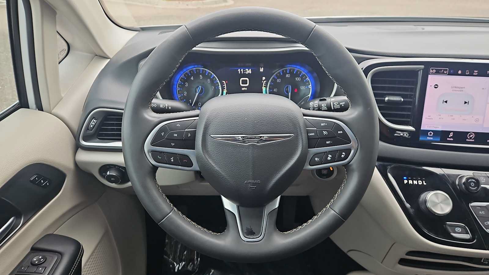 Used 2023 Chrysler Pacifica Touring-L FWD image 11