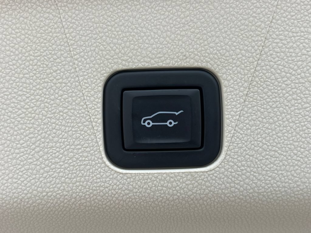 Used 2025 Cadillac Escalade Sport Platinum w/ LPO, ONYX Package AWD/4WD image 39