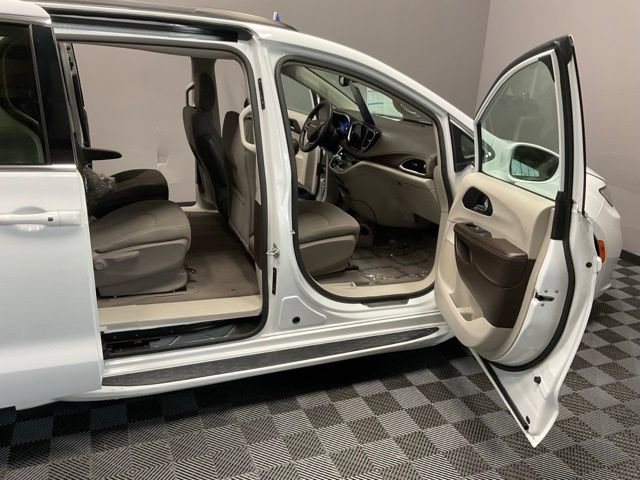 Used 2021 Chrysler Pacifica Touring FWD image 20