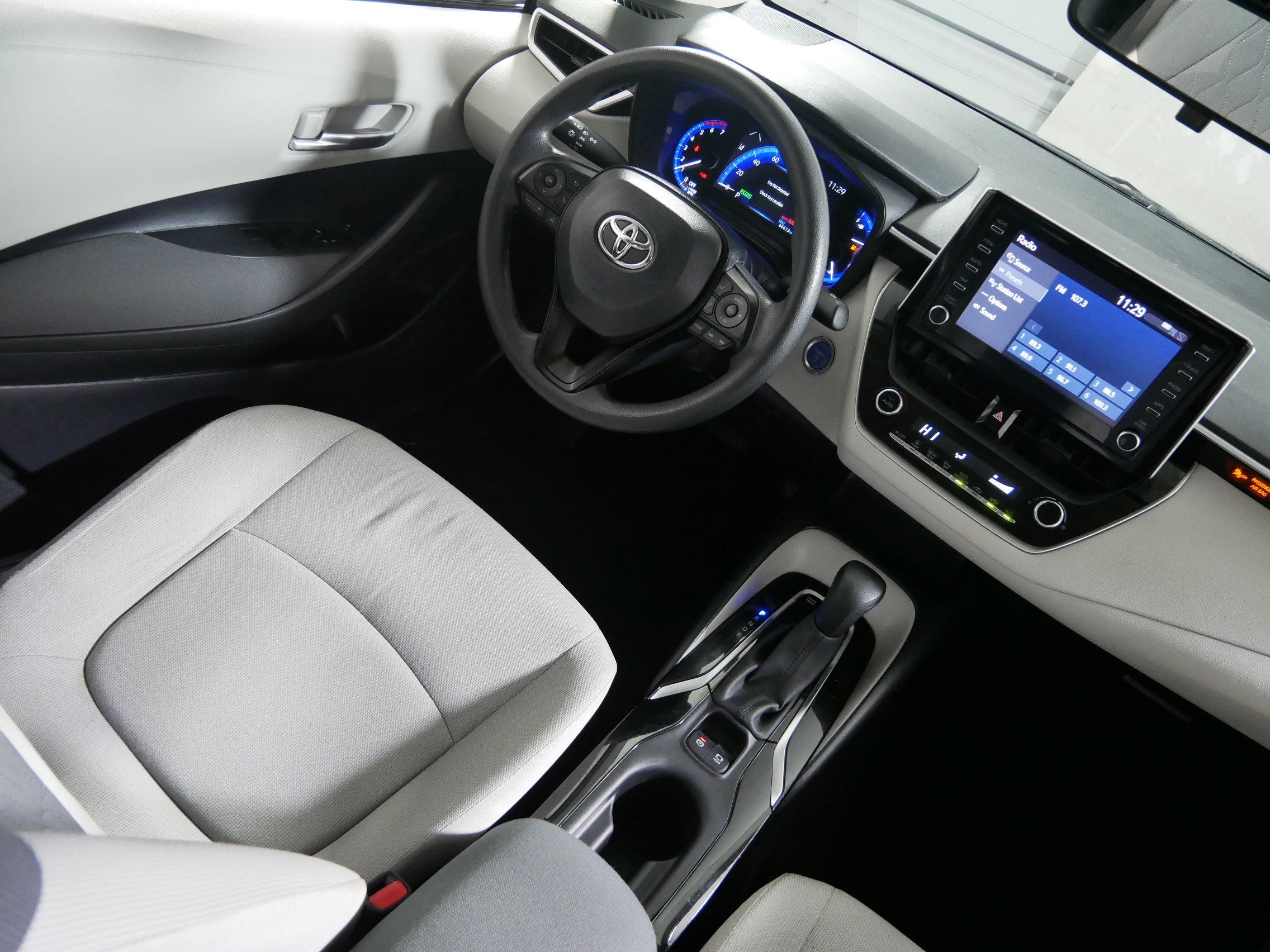 Used 2020 Toyota Corolla LE image 9