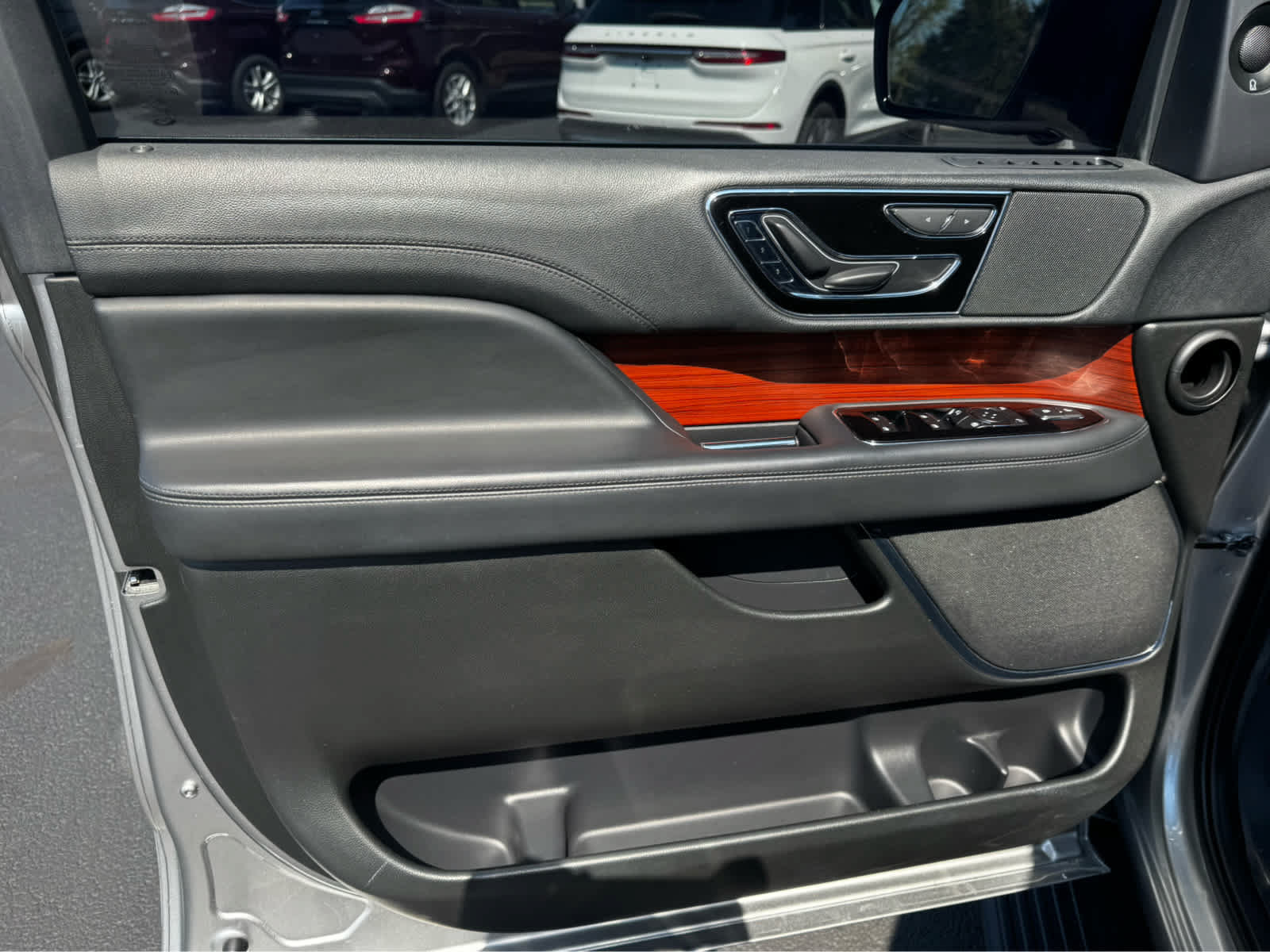Used 2024 Lincoln Navigator L 4WD image 2