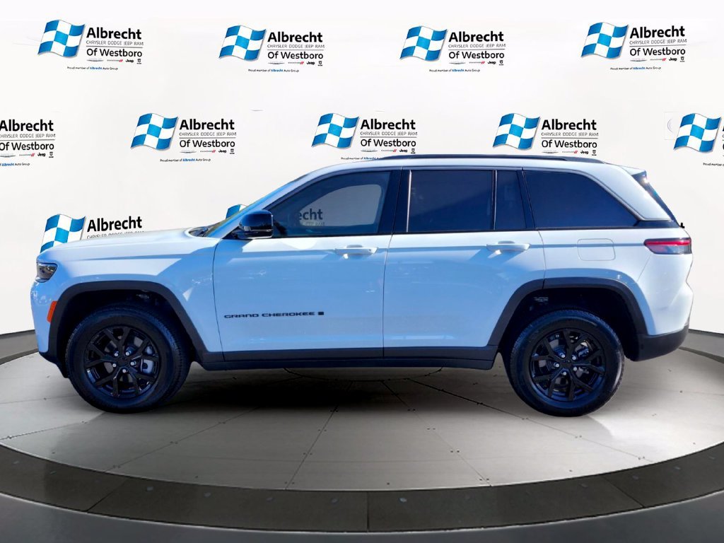 Used 2026 Jeep Grand Cherokee Altitude AWD/4WD image 2