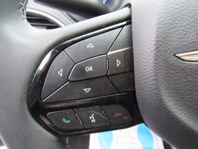 Used 2023 Chrysler Pacifica Touring FWD image 14