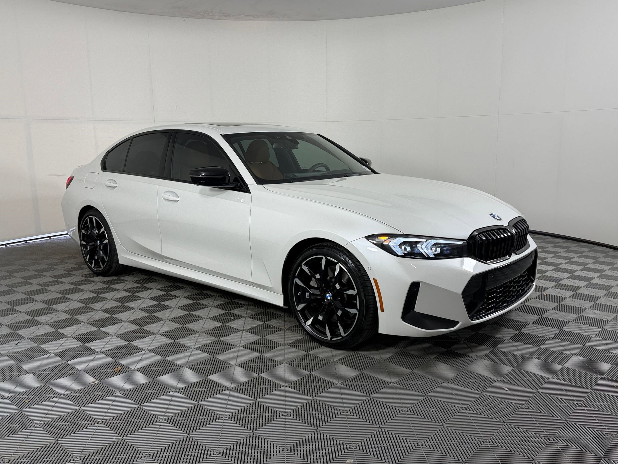 Used 2026 BMW 330i Sedan w/ M Sport Package image 7