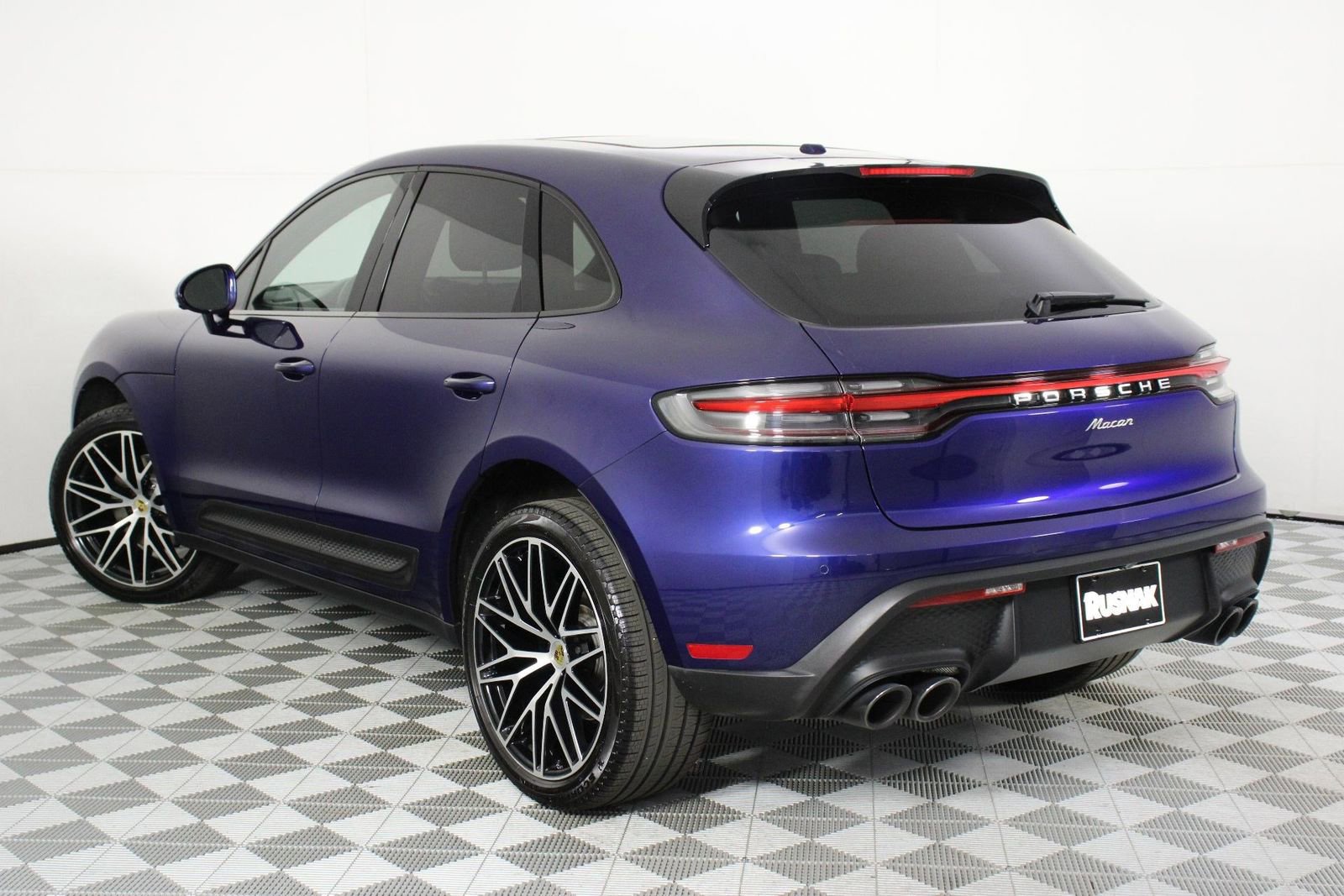 Certified 2023 Porsche Macan image 3