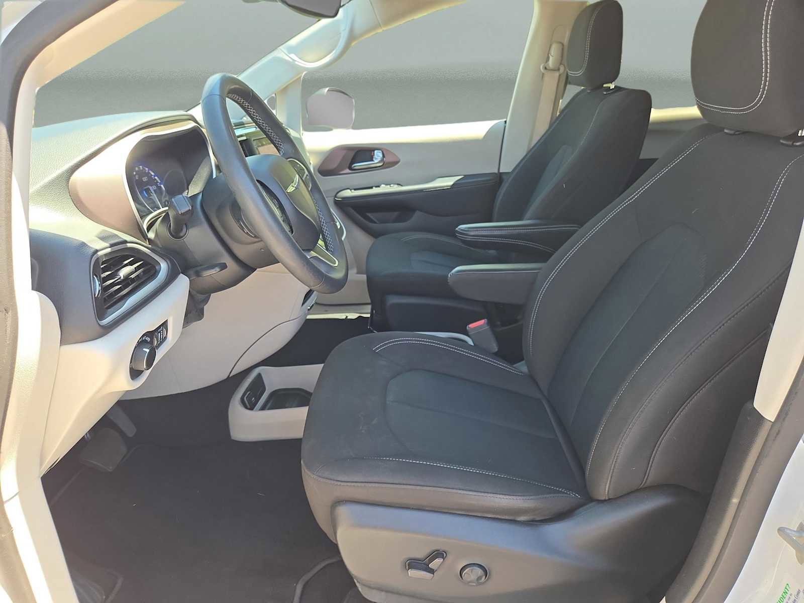 Used 2023 Chrysler Voyager LX image 24